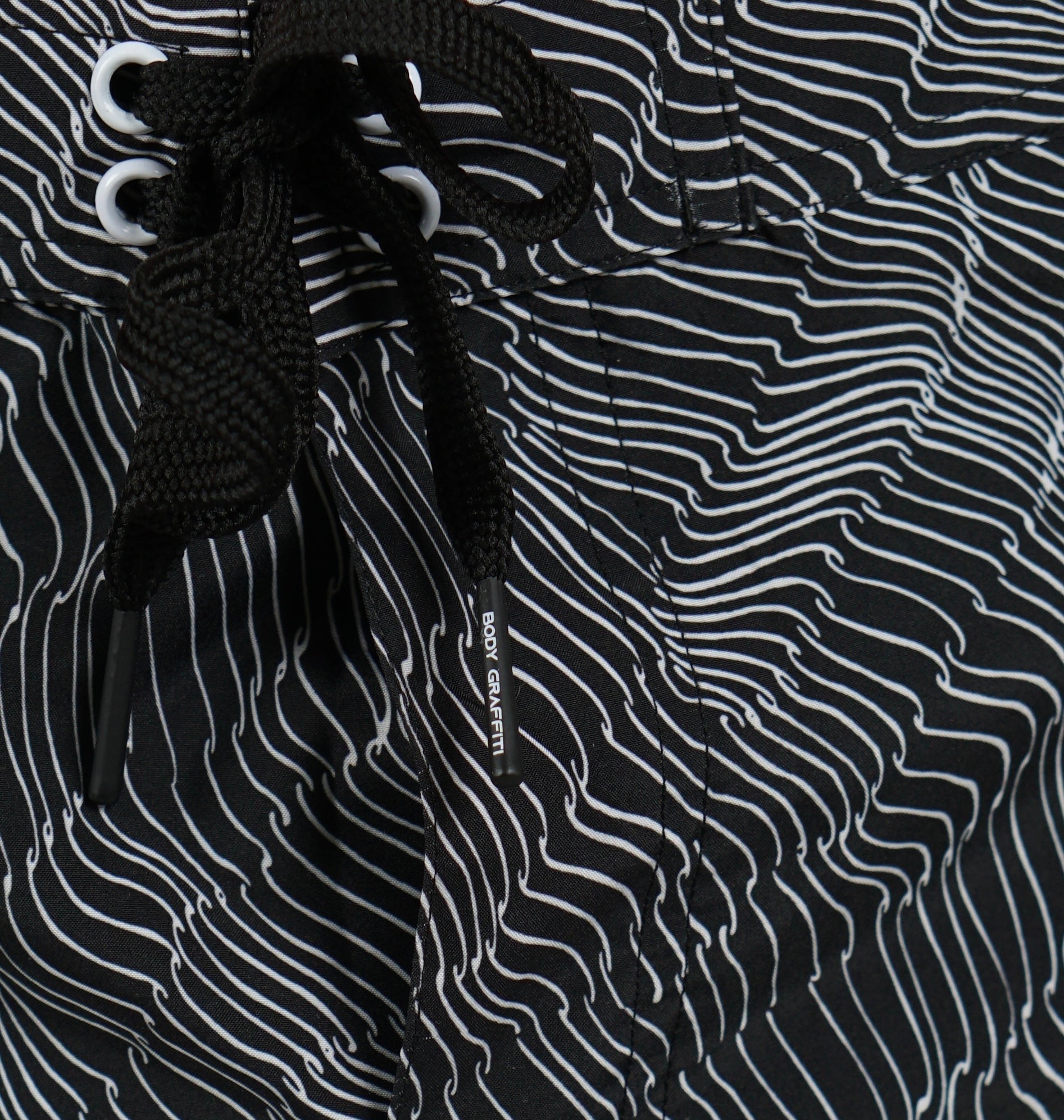 #color_Black & White Waves