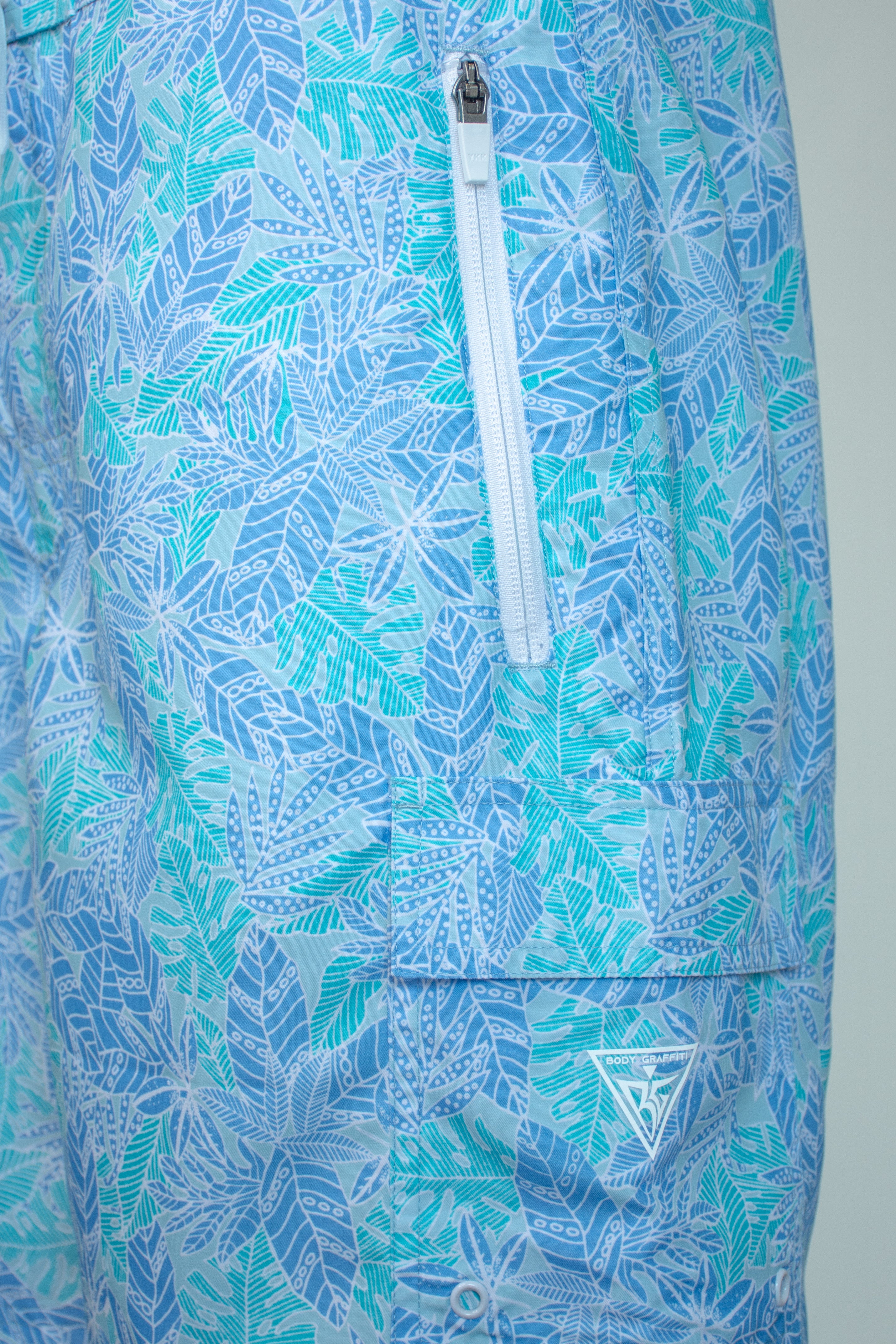 #color_Blue and Green Tropical Leaf