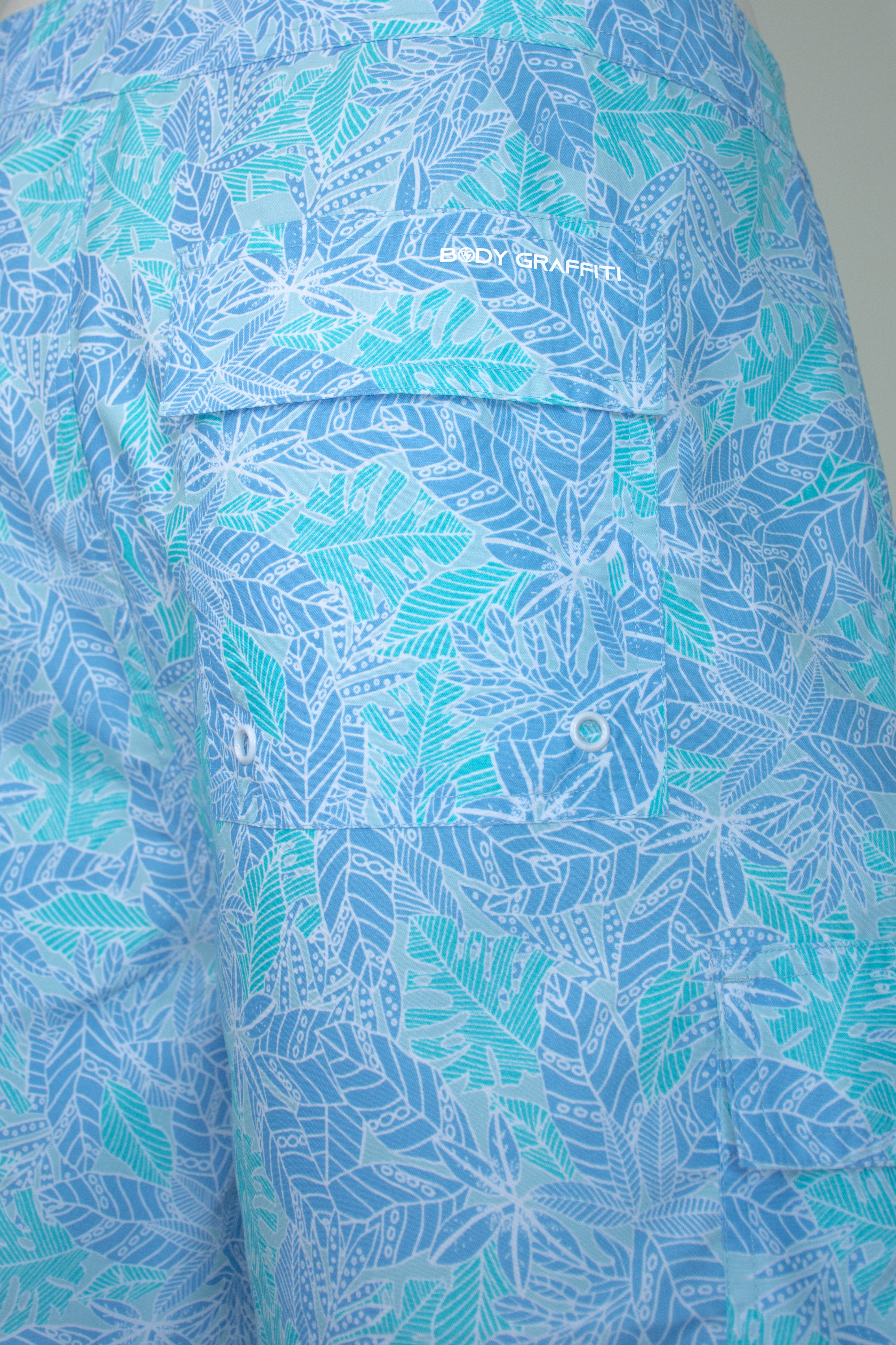 #color_Blue and Green Tropical Leaf