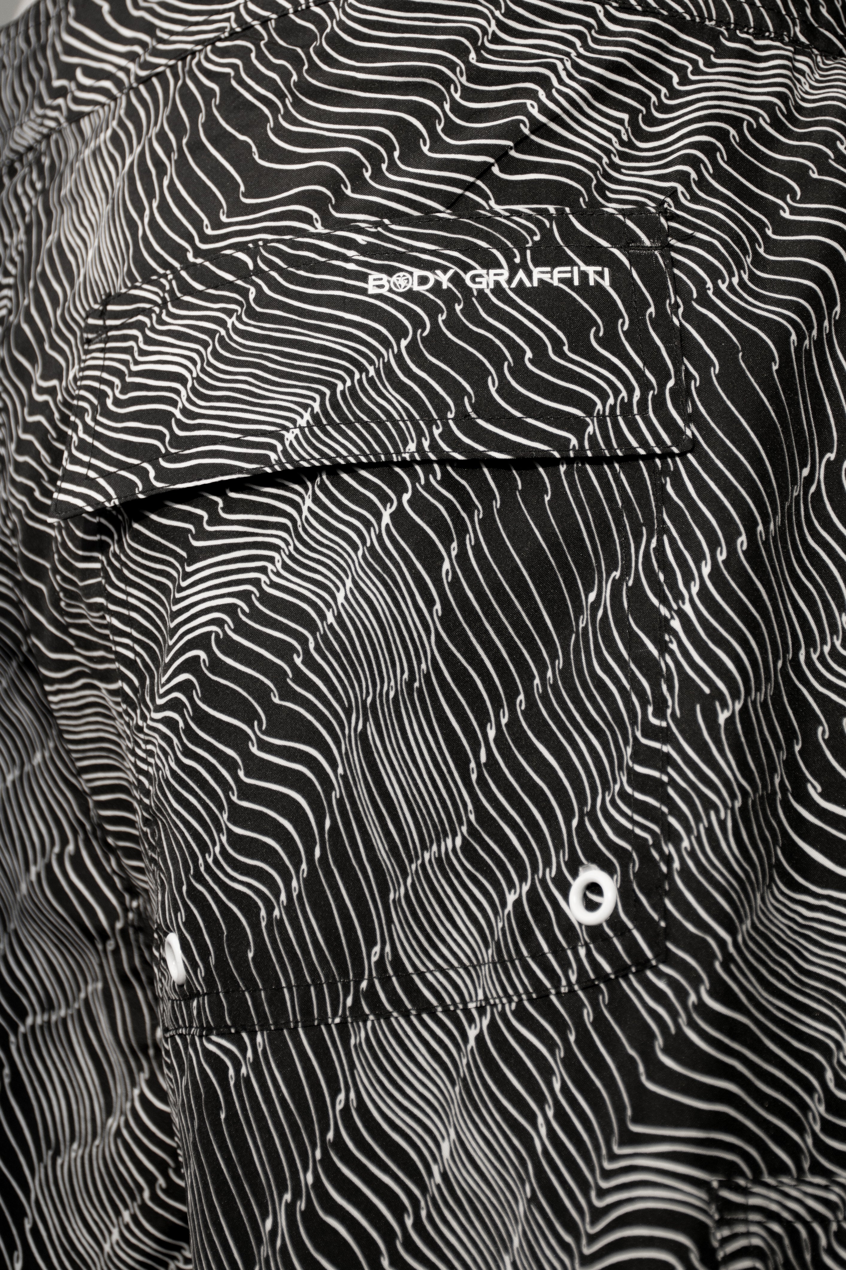 #color_Black & White Waves