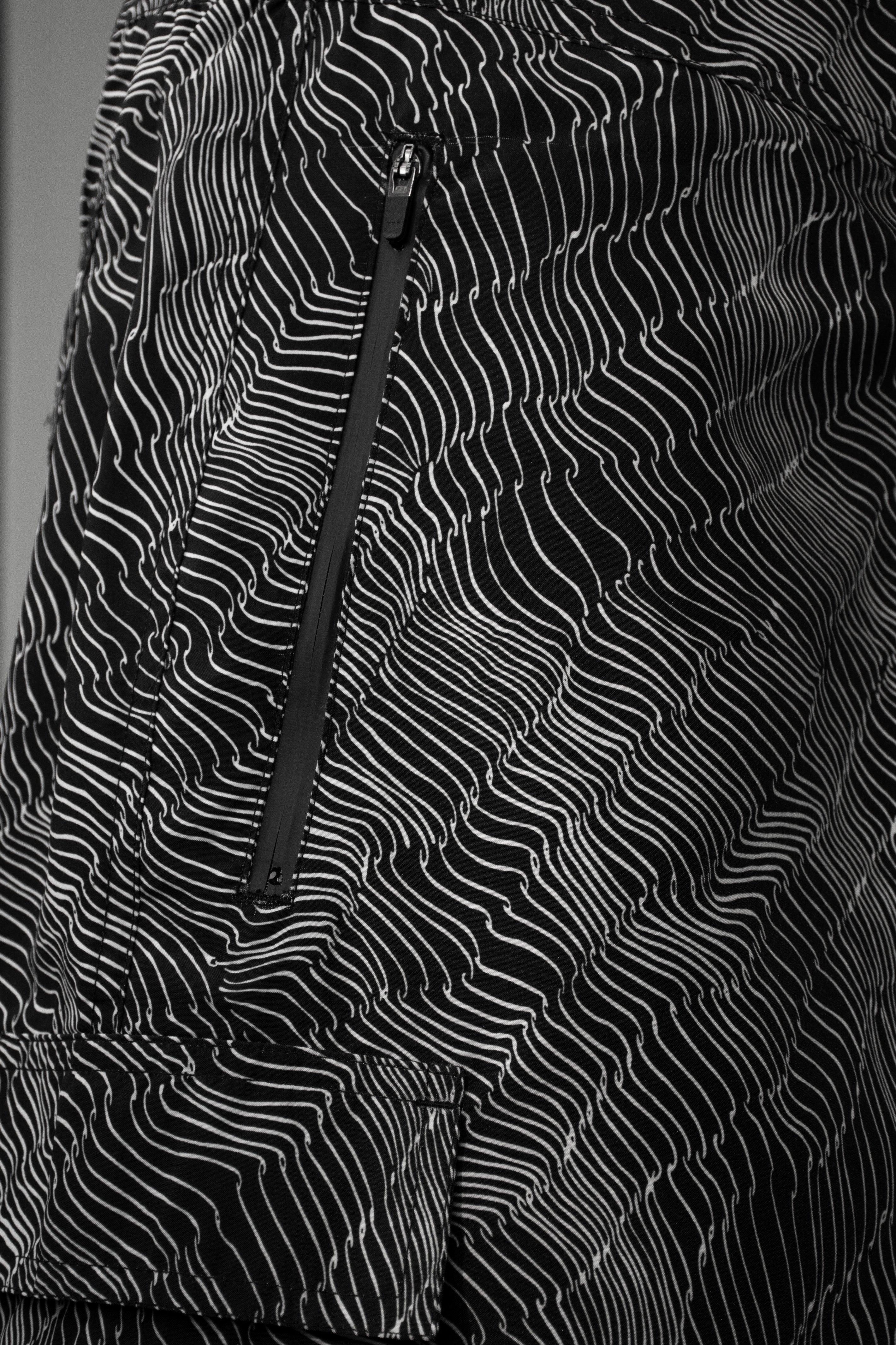 #color_Black & White Waves