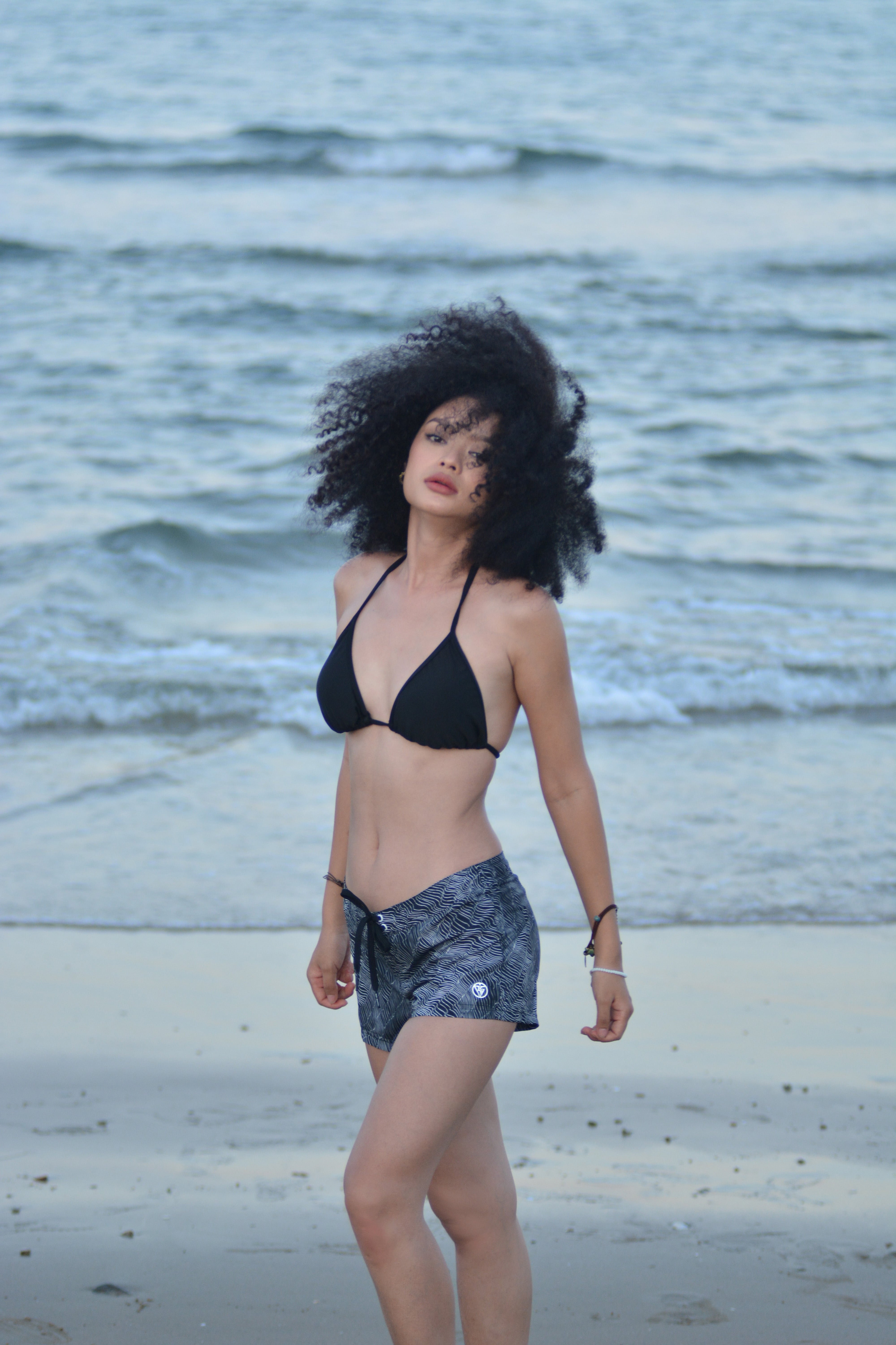 #color_Black & White Waves